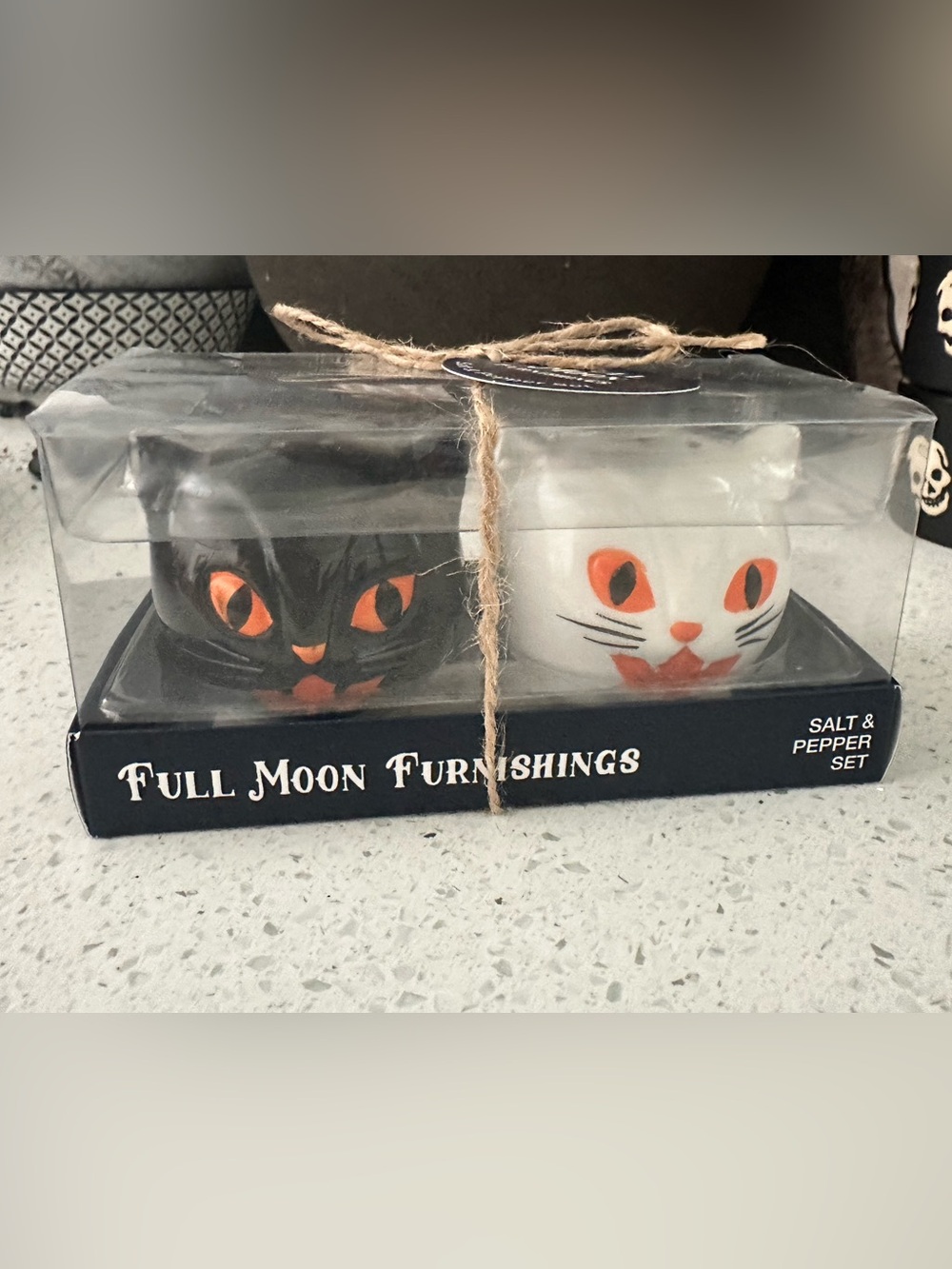NWT•Black/White Cat Salt & Pepper set